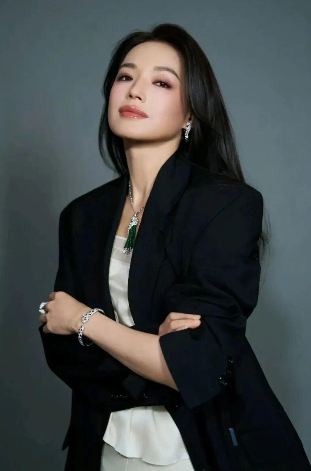 舒淇，怎么做到又高级又松弛？都说岁月从不败美人，舒淇算一个。

刷到她最近出席北