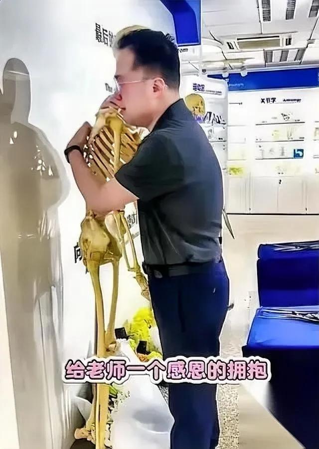 医生抱骨骼痛哭为哪般？

这副骨骼竟是他恩师！中国小儿外科奠基人张金哲院士，一生