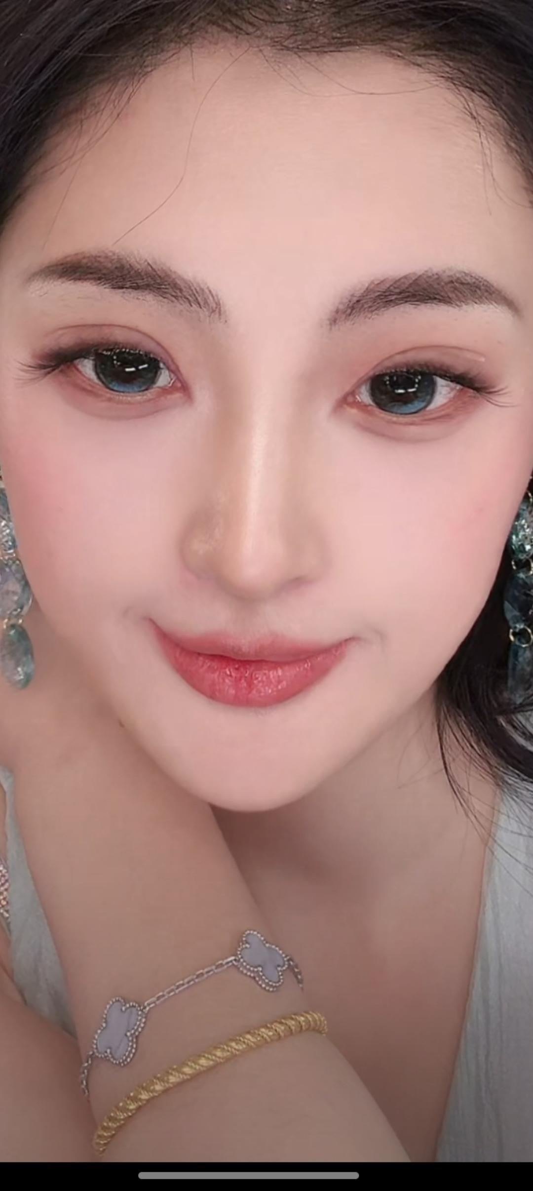 这位美女佩戴着漂亮的首饰，笑得真甜。