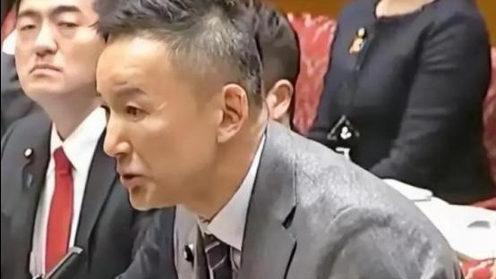 这下真慌了！日本国会爆发激烈交锋，议员山本太郎当场质问高市早苗：即使不与中国开战