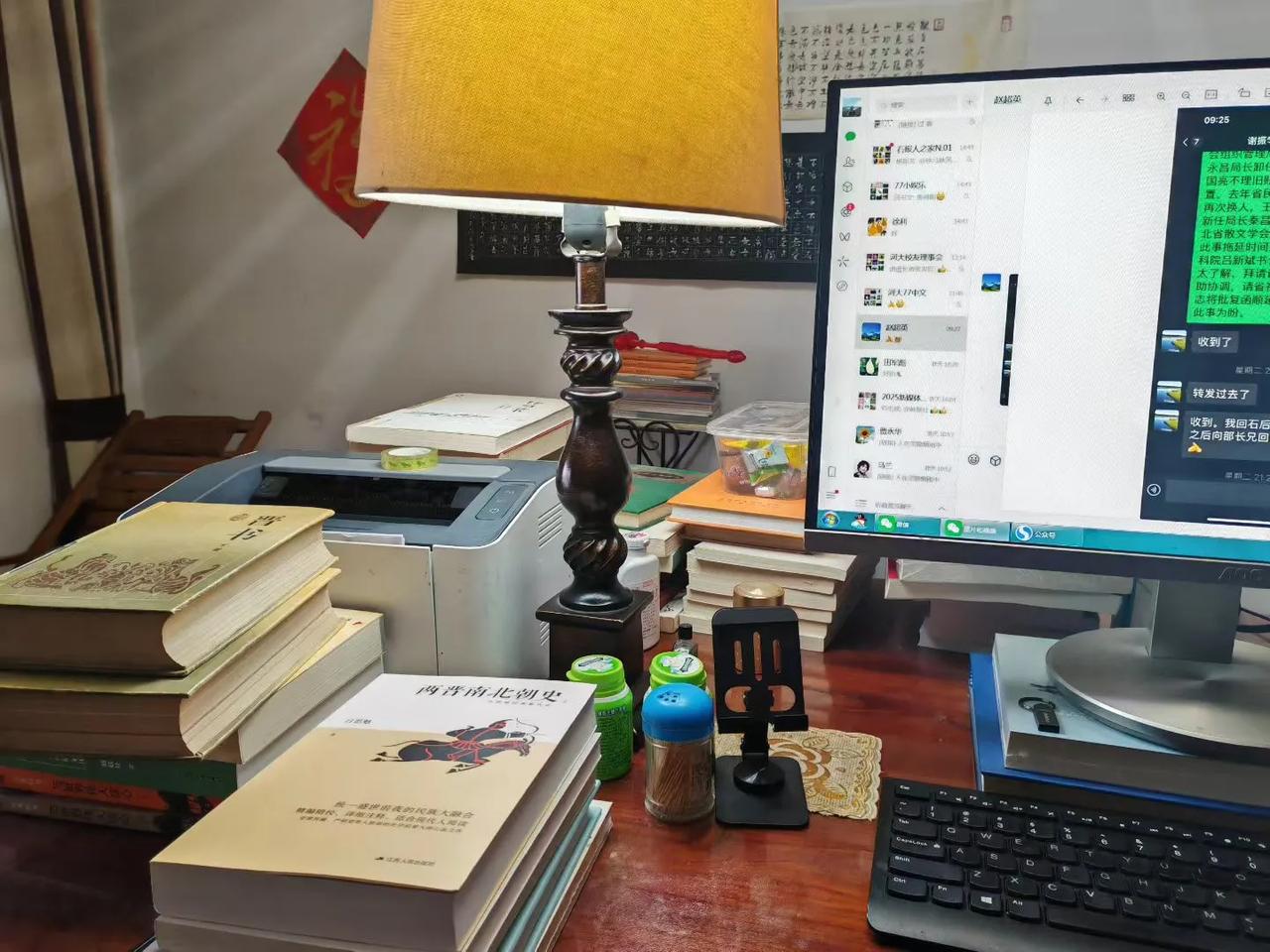 【无题】
​孤灯十载萤光满，
无边岁月忆清欢。
读书常恨见识浅，
饮酒总想一杯干