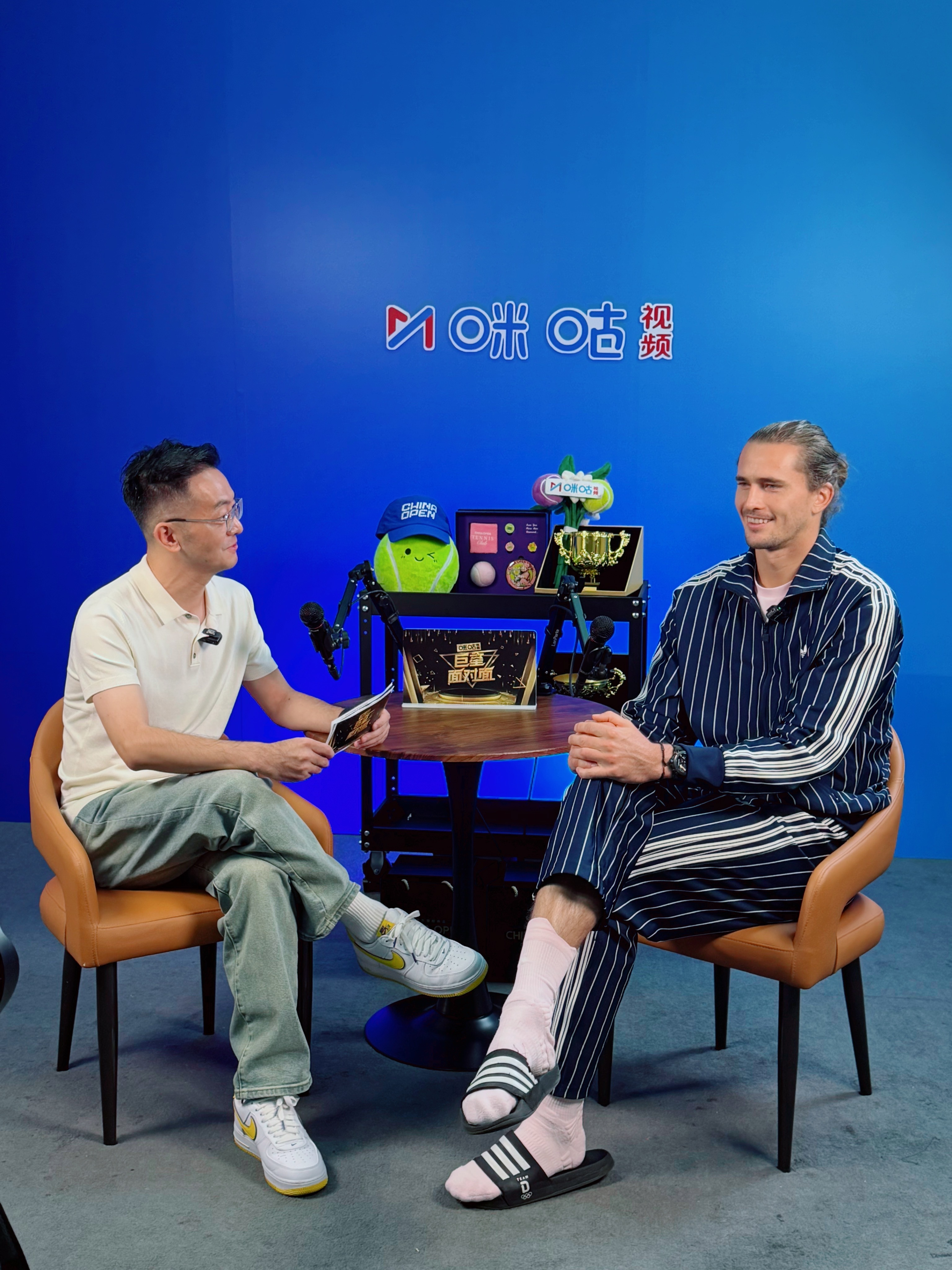 聊到一个近在咫尺的话题，兹维列夫露出了会意的微笑😀6个月内两夺大满贯，Sasc