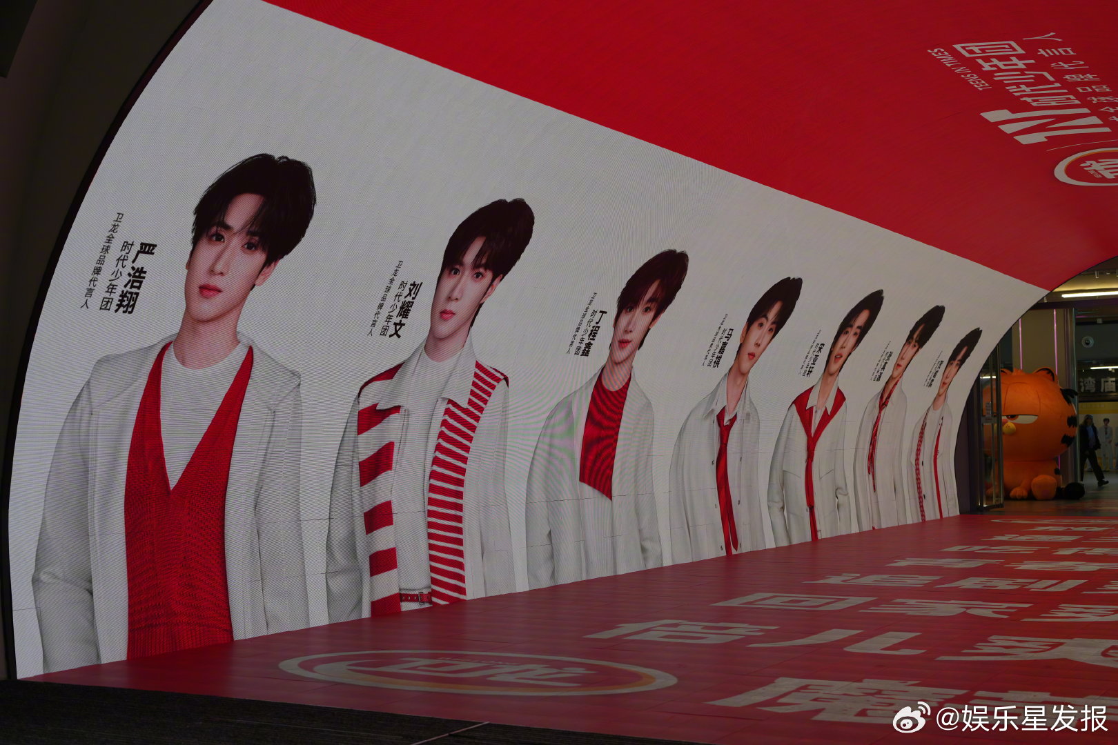 这波时团应援给到夯 七城同亮，十八城接力，专属痛车穿梭在街头巷尾。这大概就是追星