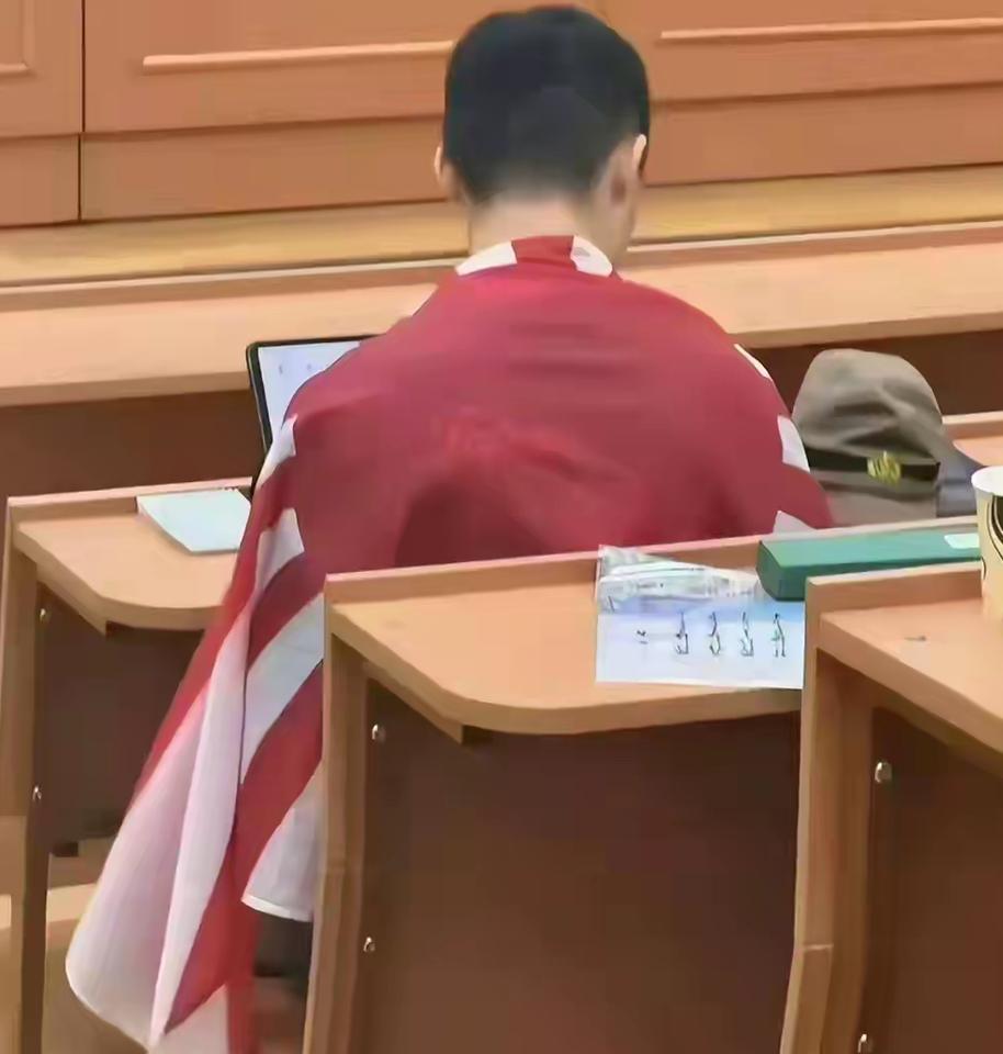 辱没祖宗，不肖子孙I

一留学生在俄罗斯身披旭日旗的事情发生十天有余了，但是这件