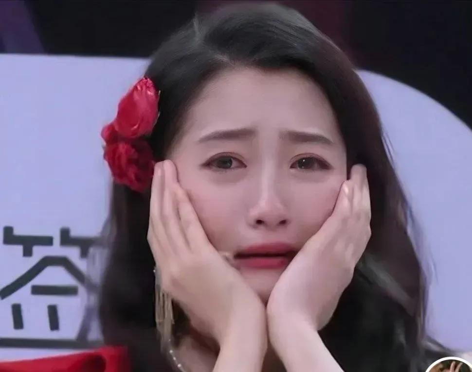关晓彤在舞台上被沈腾吓哭了，竟是这个原因，这谁能想得到啊！

沈腾递给关晓彤一张