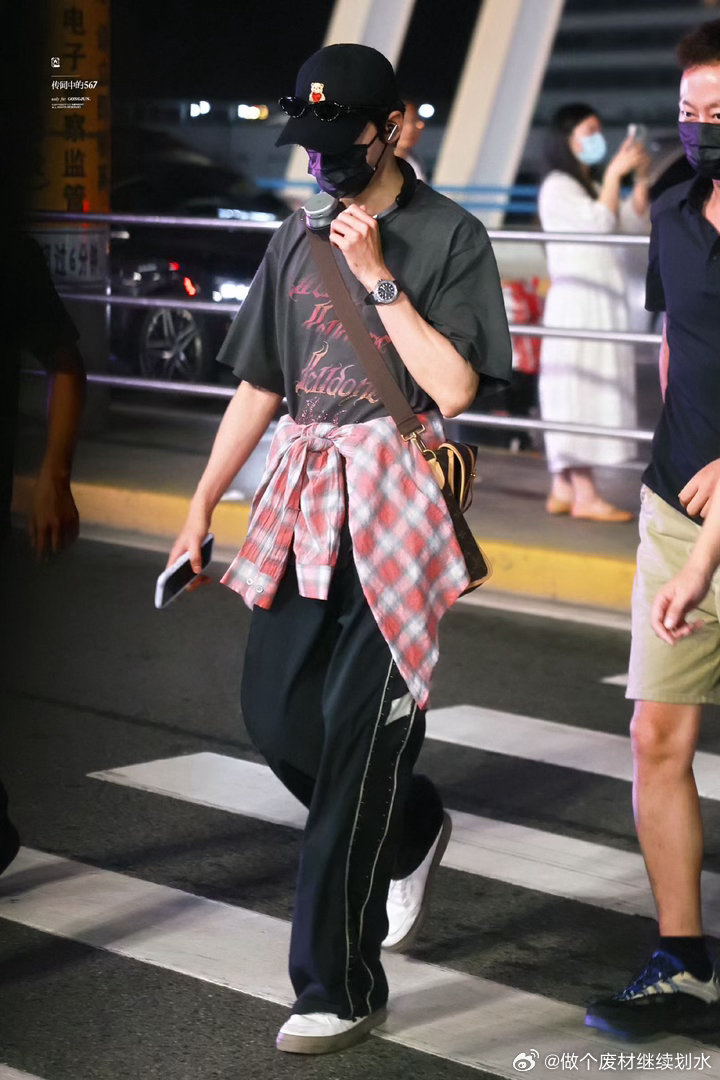 龚俊穿的好像本地人龚俊哥我求你开班吧！这个穿搭真的是够我学一辈子啊！真的是太帅气
