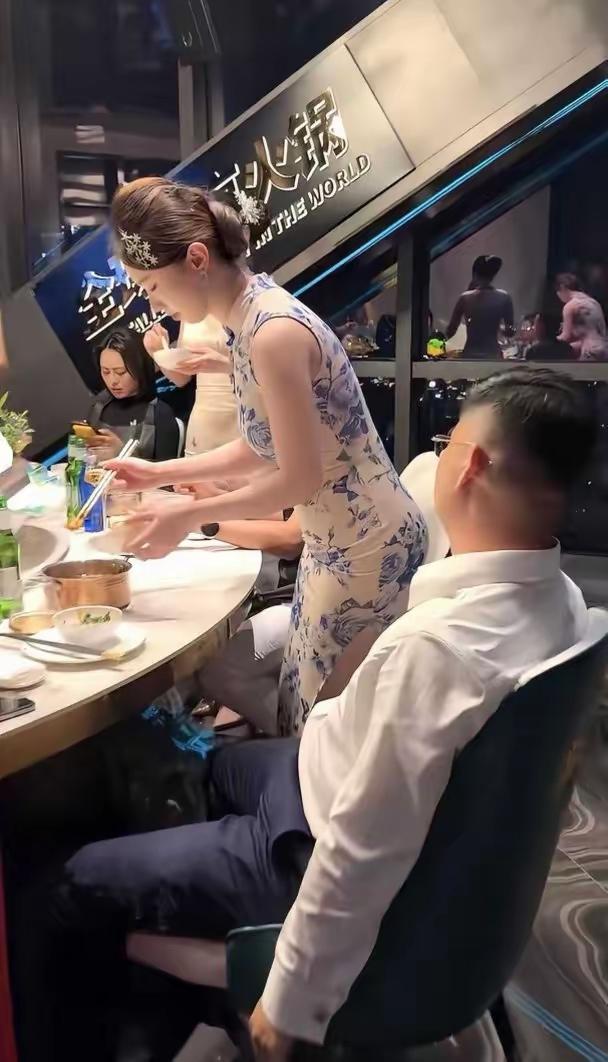 什么样的饭局竟然有专门服务员夹菜！不怕偷拍么？