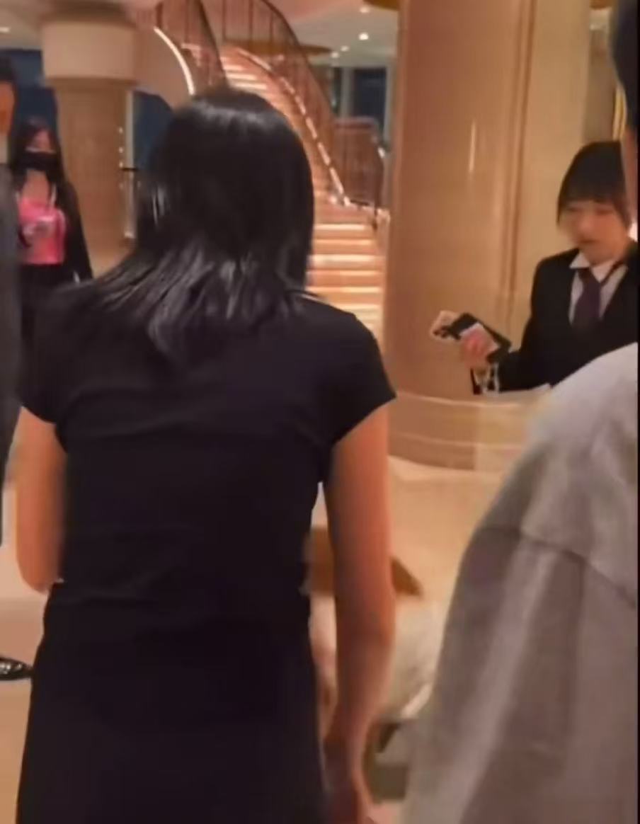 王橹杰妈妈跟私生打起来了王橹杰拍妈妈和私生打架追星边界感再一次被热议，王橹杰妈妈