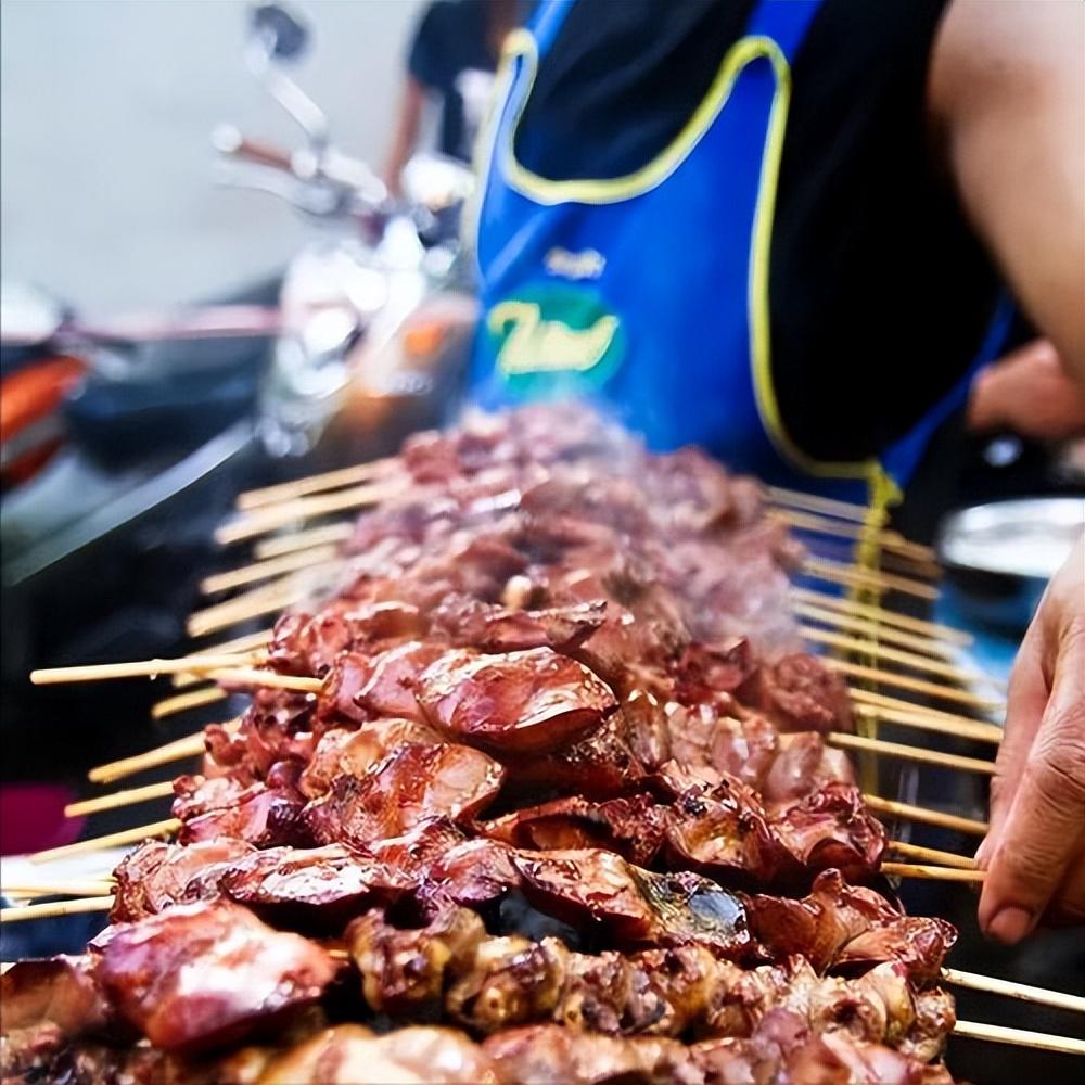 曾经 5 元就能管饱的路边摊，如今却频频出现百元消费单，昔日亲民的市井小吃摇身一