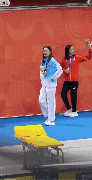 伤害性不大，侮辱性极强。
日本运动员在亚运会现场展示自己的铜牌，中国运动员李冰洁