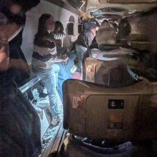 据西班牙媒体报道，18日19时40分左右，一列载有300余名乘客、由伊尔约公司运