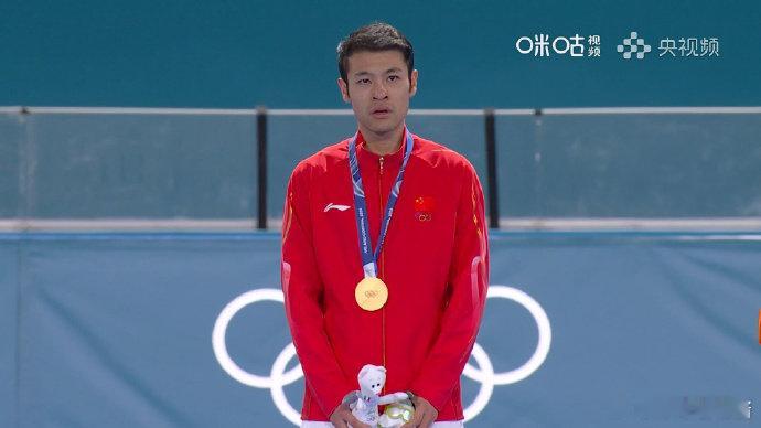 中国代表团是会选旗手的中国队冬奥旗手连续两届夺金从2022北京的高亭宇，到202