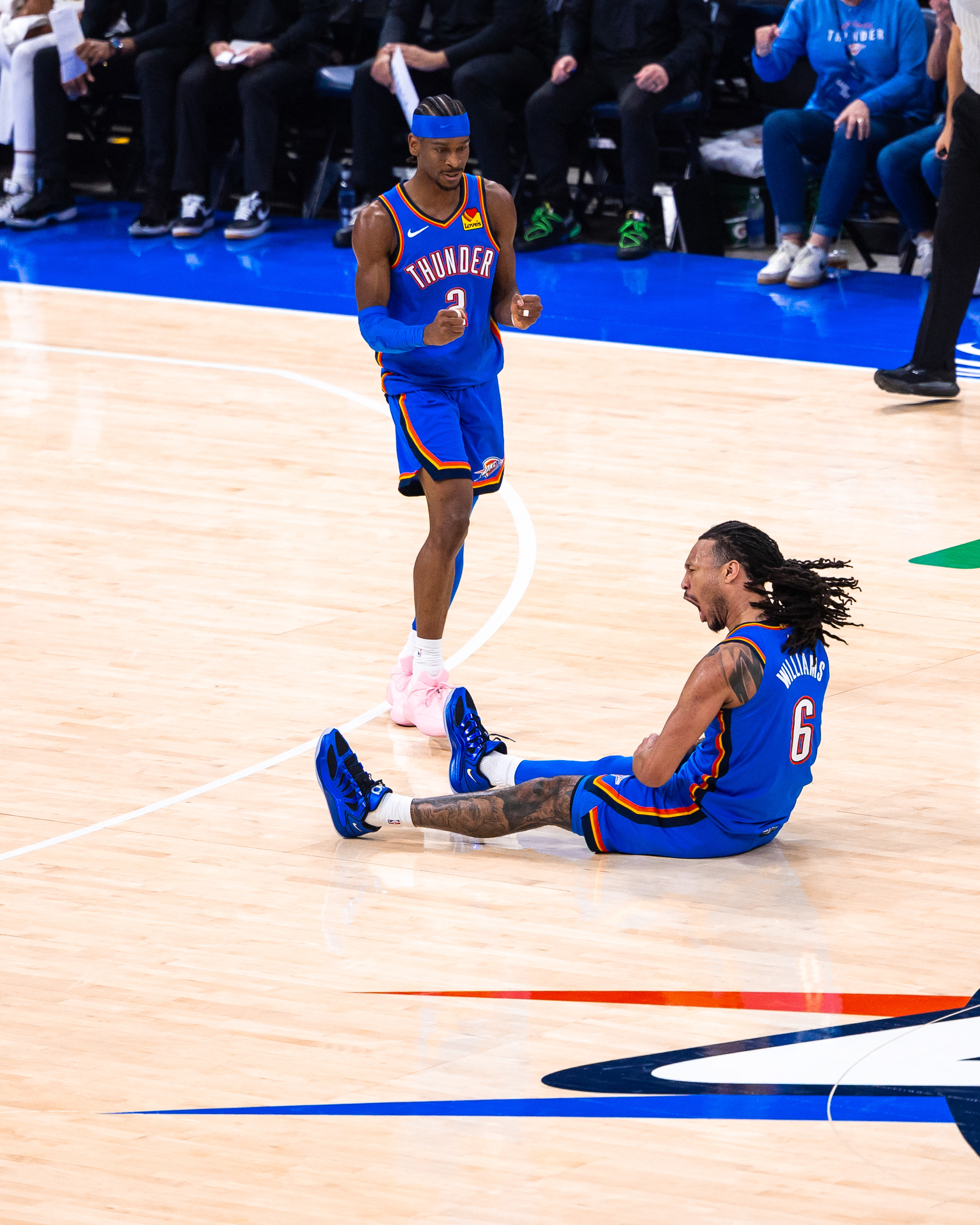 雷霆一波16-3杰林威廉姆斯这三分太香了……nba