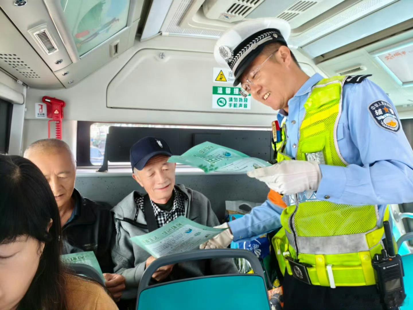 兰州城关交警倡导绿色出行 【通俗讲解倡低碳】兰州市公安局交管支队城关大队民警结合