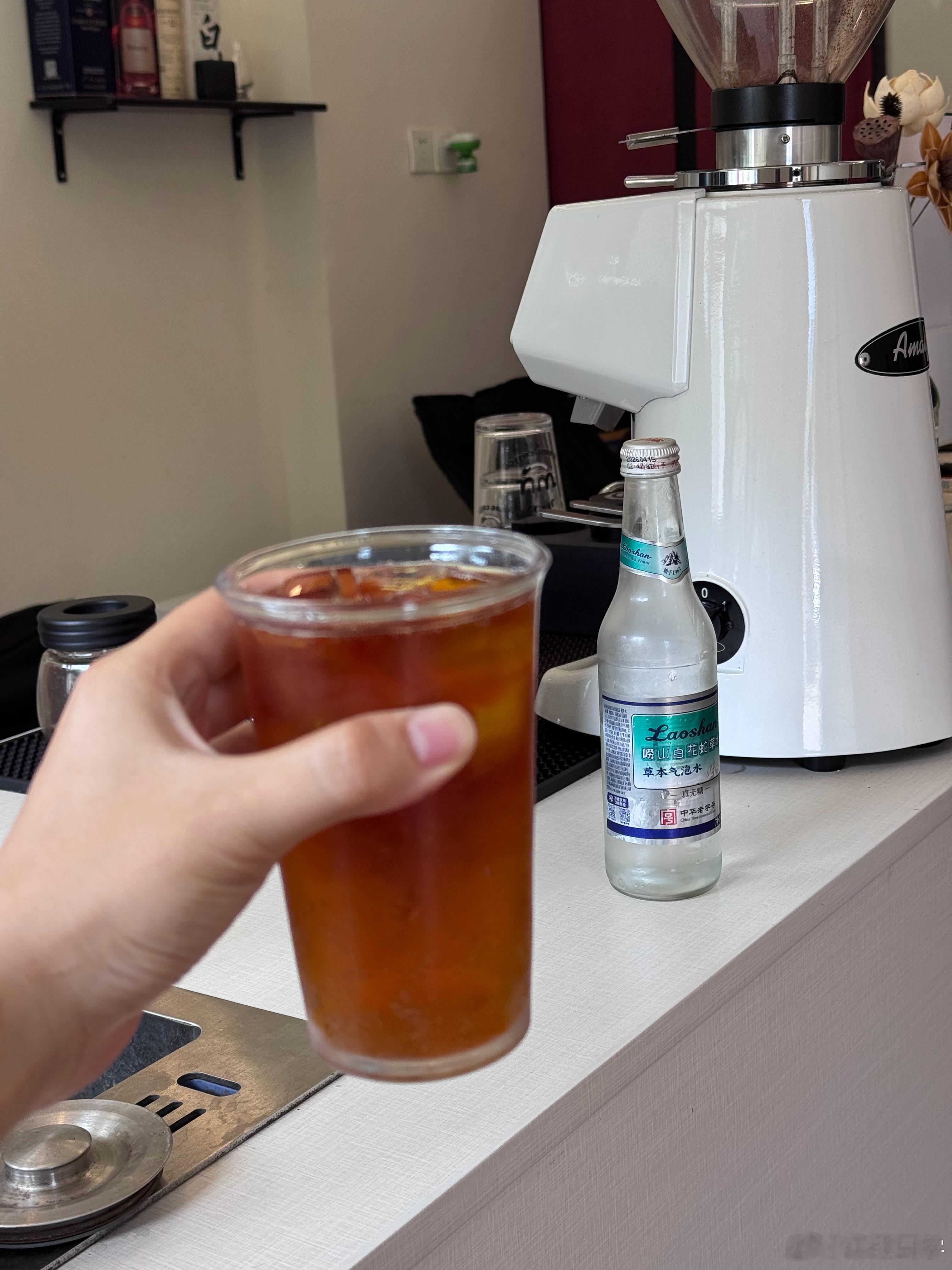 尝试一下草本美式☕️（手冲瑰夏+崂山白花蛇草水）讲真还可以，但蛇草水本身味道较重