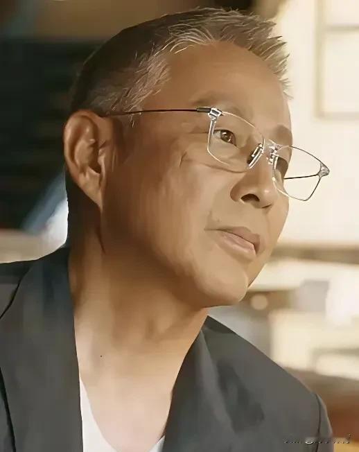 他把存折锁进抽屉，转身订了张飞往冰岛的机票。
你妈骂你乱花钱，你爸叹气说攒着买房