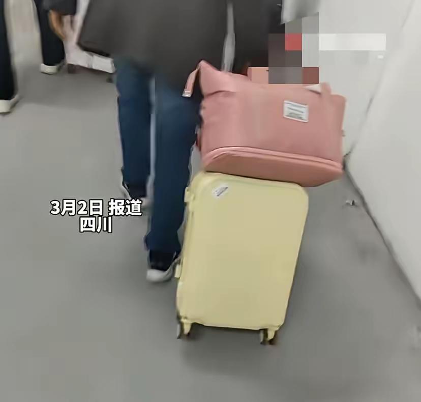 开学季的火车站，人挤人、行李箱轱辘声混着家长的叮嘱声，像个热闹又有点慌的小战场。