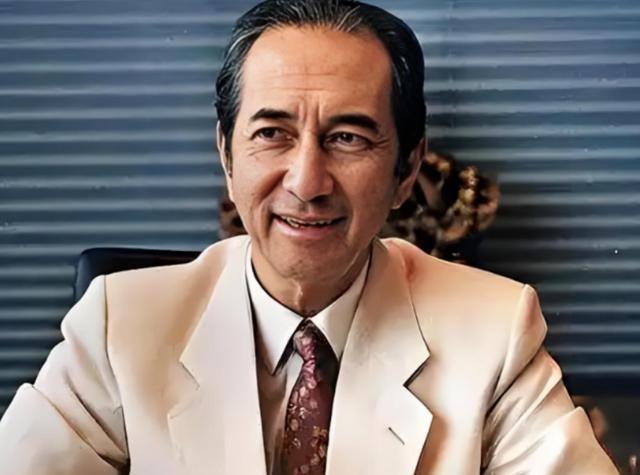 13岁的何鸿燊去补牙，牙科医生是他熟悉的亲戚，亲戚问他：“有钱补牙吗？”何鸿燊说