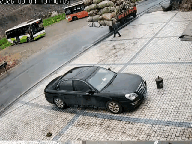 岁数大了过马路，一定要事先前后左右，好好看看，否则一旦出事的话，后果都是很严重的