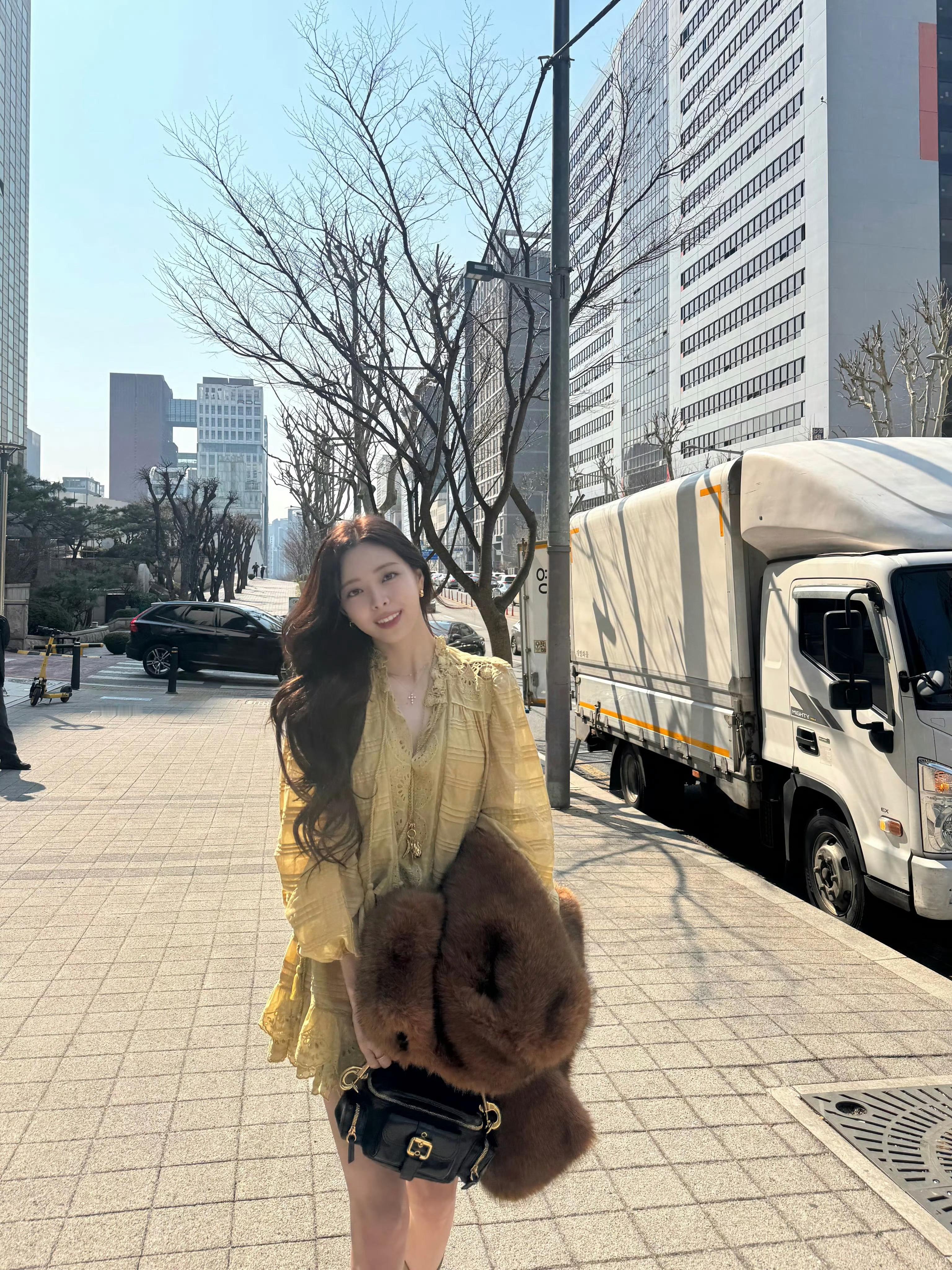 申有娜 两套幕后剧照look ​​​