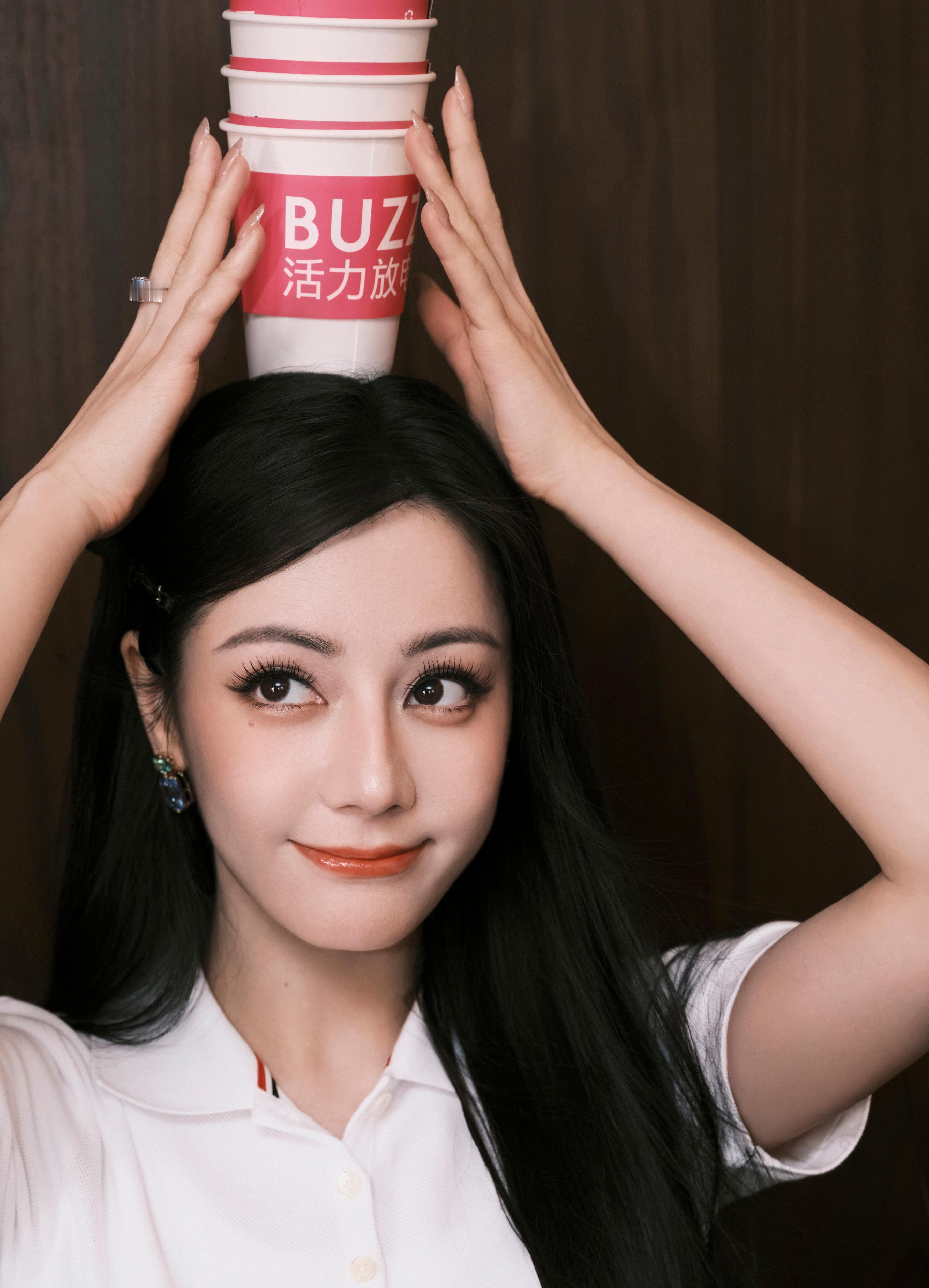 迪丽热巴今日直播造型，是可可爱爱学妹[期待] ​​​