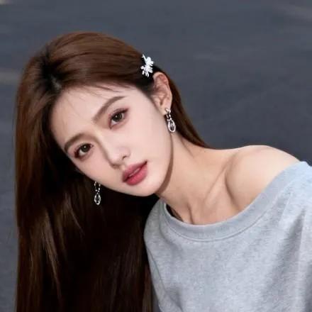 温柔的长发和浅浅的微笑，是冬日里最温暖的风景。温婉长发少女 温柔长发少女 温柔秀