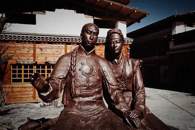 1910年，陈渠珍带领清兵入藏，藏官彭措见他目不转睛的盯着一位藏族少女，于是便决