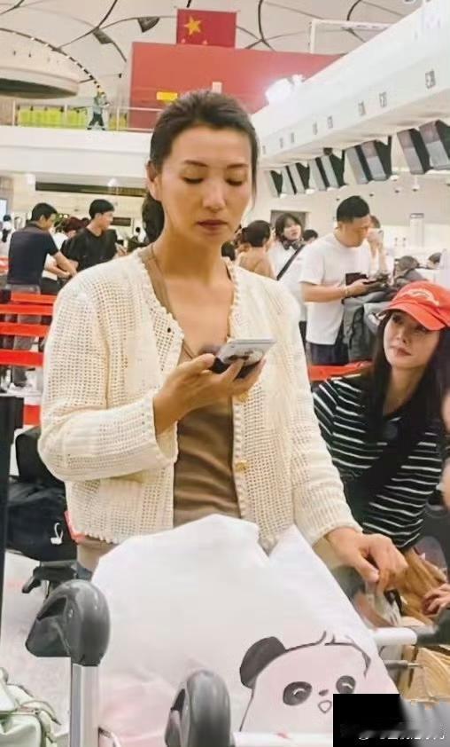 岁月流转，陈好容颜已逝，昔日万人迷的风采不再。 ​​​