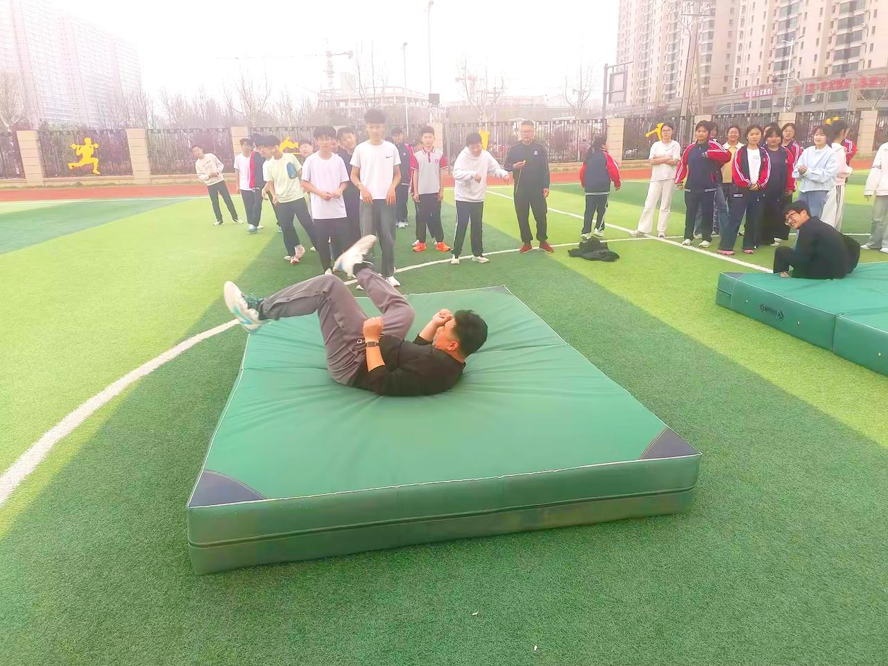 昨天张老师到我办公室签字，我给体育组安排了一个任务，要有针对性地训练，提高学生摔