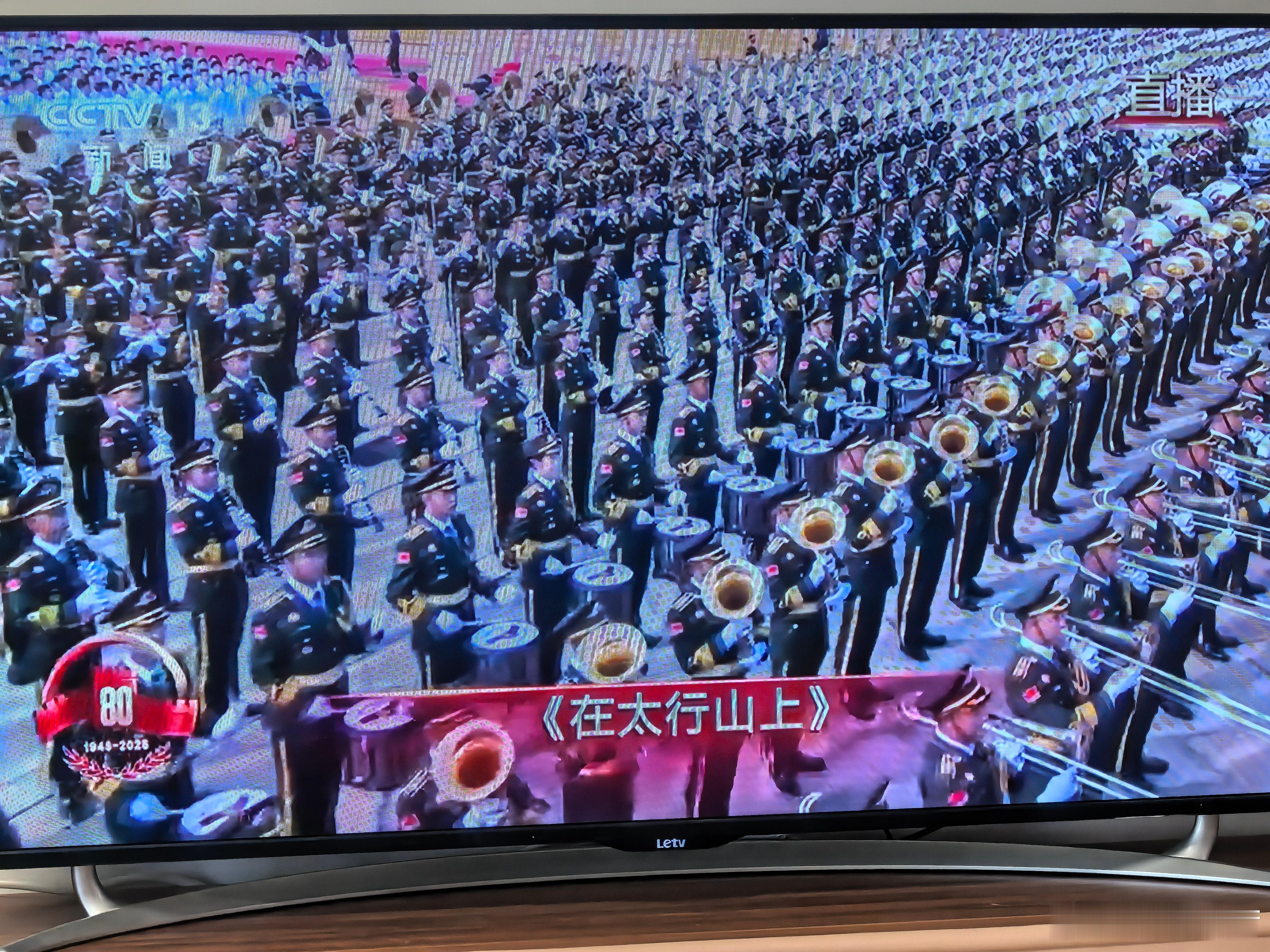 开场大合唱。第一首合唱是《松花江上》，918事变是日本帝国主义亡我行动的开始，是