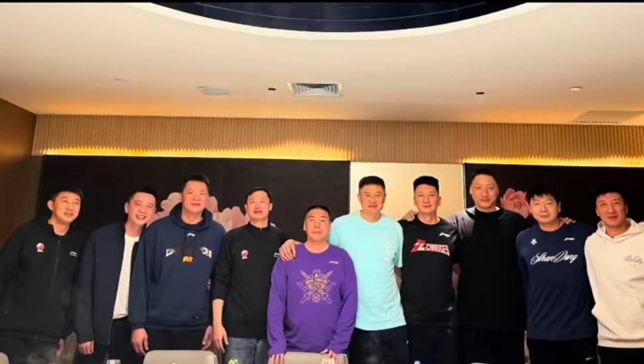 有时候我觉得咱们球迷没必要因为球场上的一些问题和争端争的面红耳赤。因为场上很多事