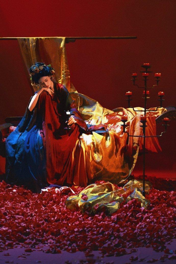 #郭晓婷千红一哭万艳同悲#郭晓婷以红衣和演技，诠释 “千红一哭万艳同悲” 的深刻