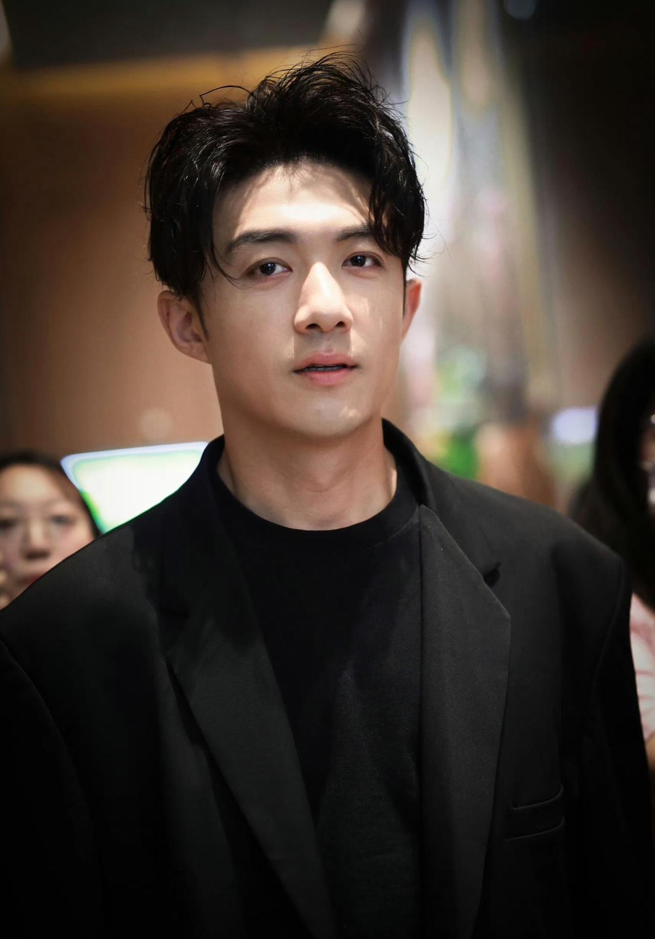 说到年纪越大越好看的明星你们想到谁？最近发现李泽锋越来越有味道，好家伙，他竟然还