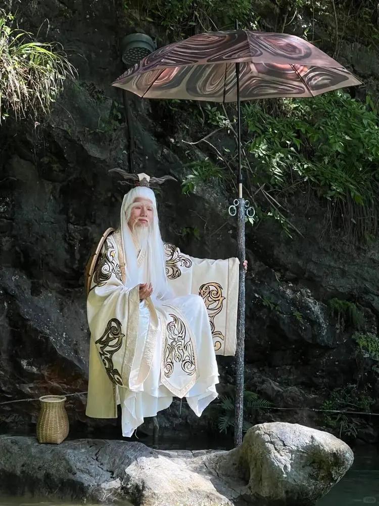 万万没想到溶洞里仙气满满的龟仙人张云彬，居然是留俄歌剧海归！属实NPC界天花板！