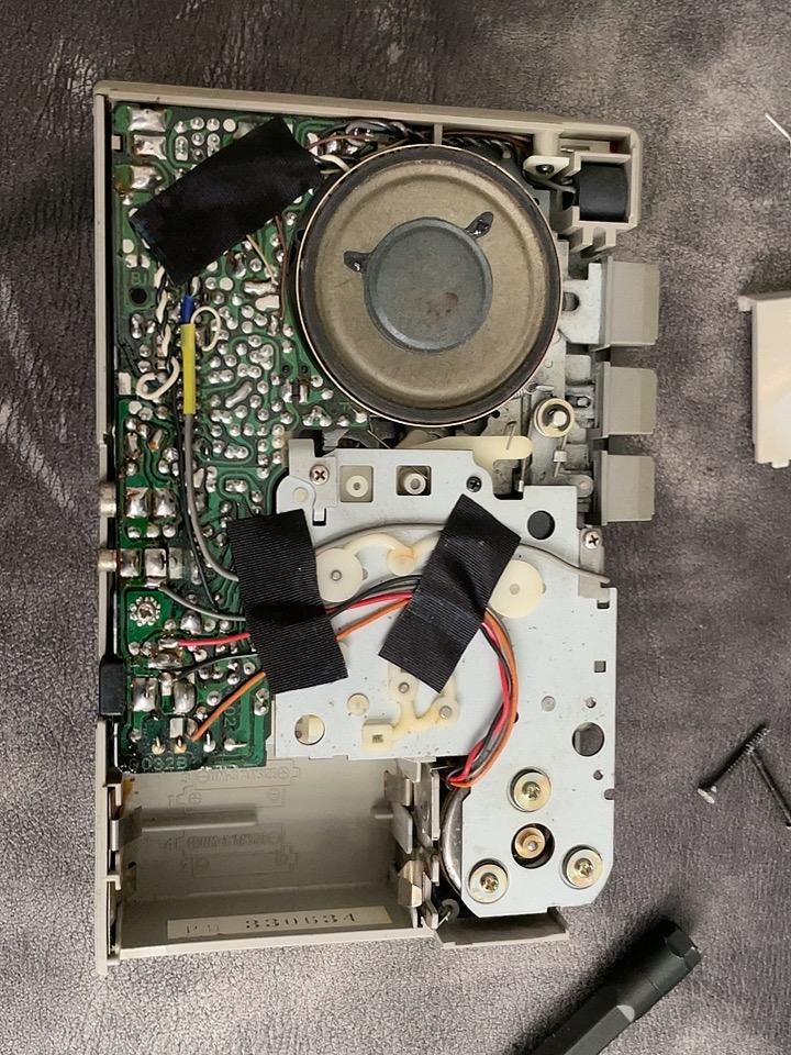 今天在广州鬼市花了5块钱淘的松下磁带机；不开机，现在拆开了，发现接上电源也不开机