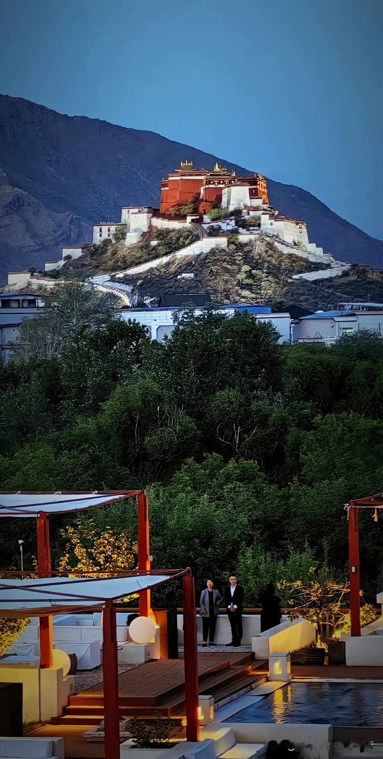 再次来到拉萨，每次都从不同的角度看一看布达拉宫[呲牙]