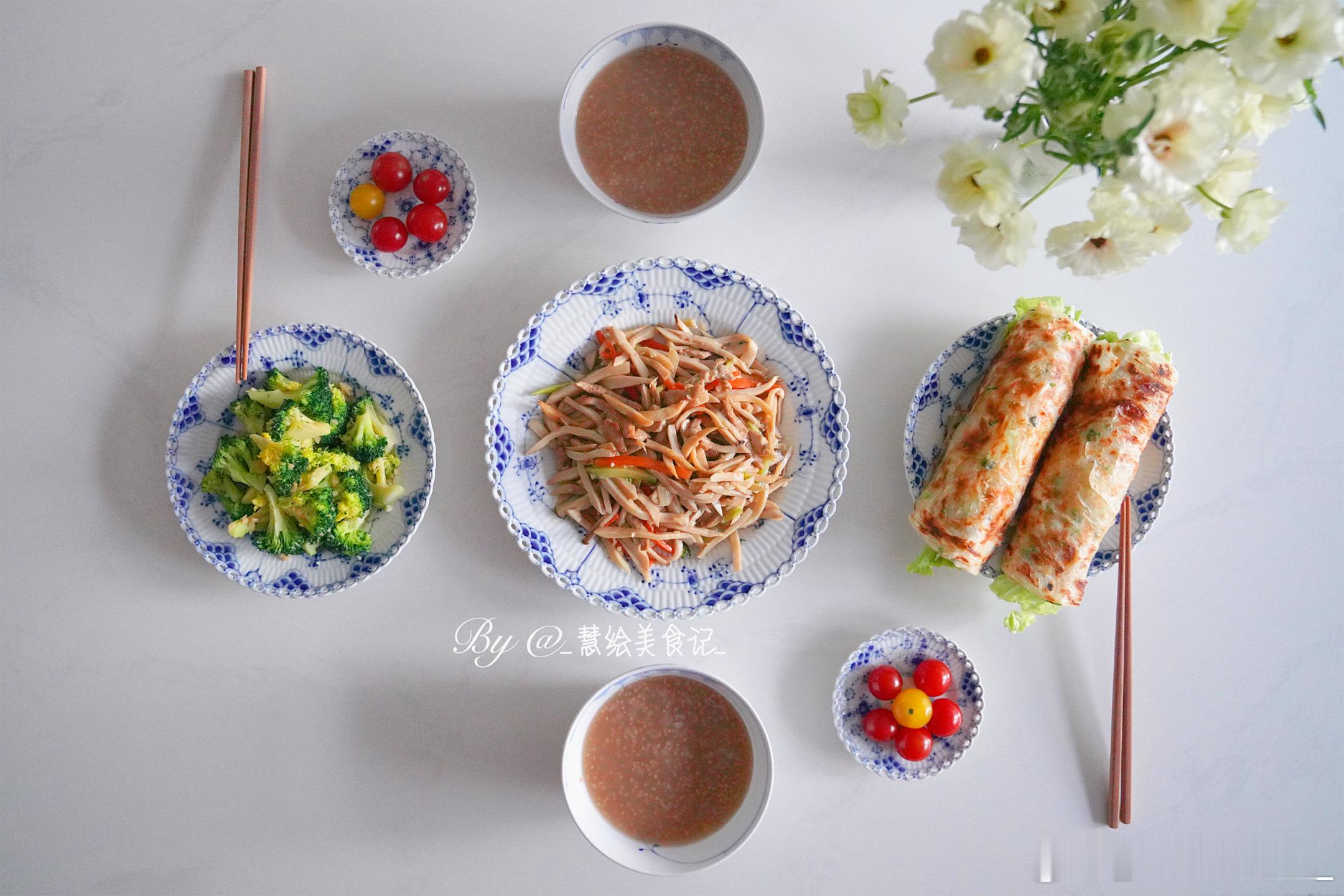 又到周五啦~晚饭杏鲍菇炒肉、蒜蓉西蓝花、手抓饼、红豆粥、小番茄[鲜花]周末愉快 