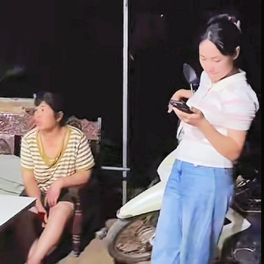 小松和秋秋给五叔五婶六叔盖房子，昨天把老房子拆了一半，那一半说留着以后做其他用处