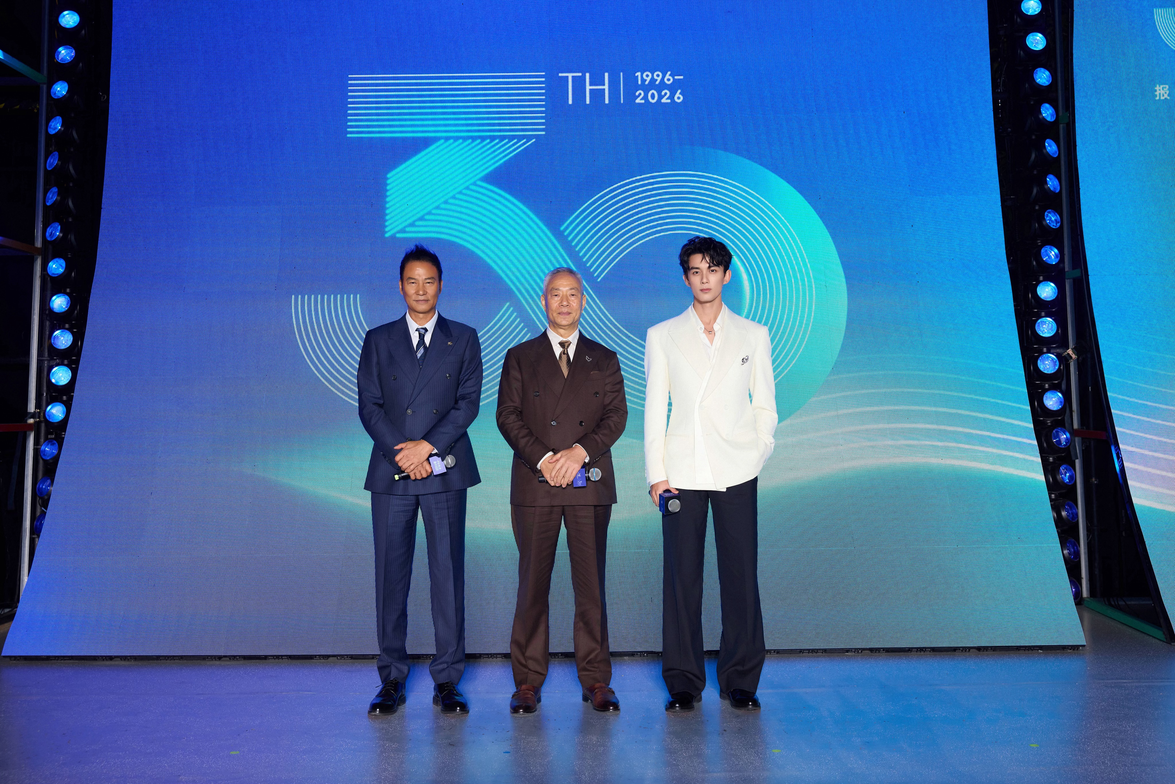 吴磊就这么被大嗓门粉丝调侃我宣布这就是西服界的教科书！吴磊站在台上，报喜鸟和他的