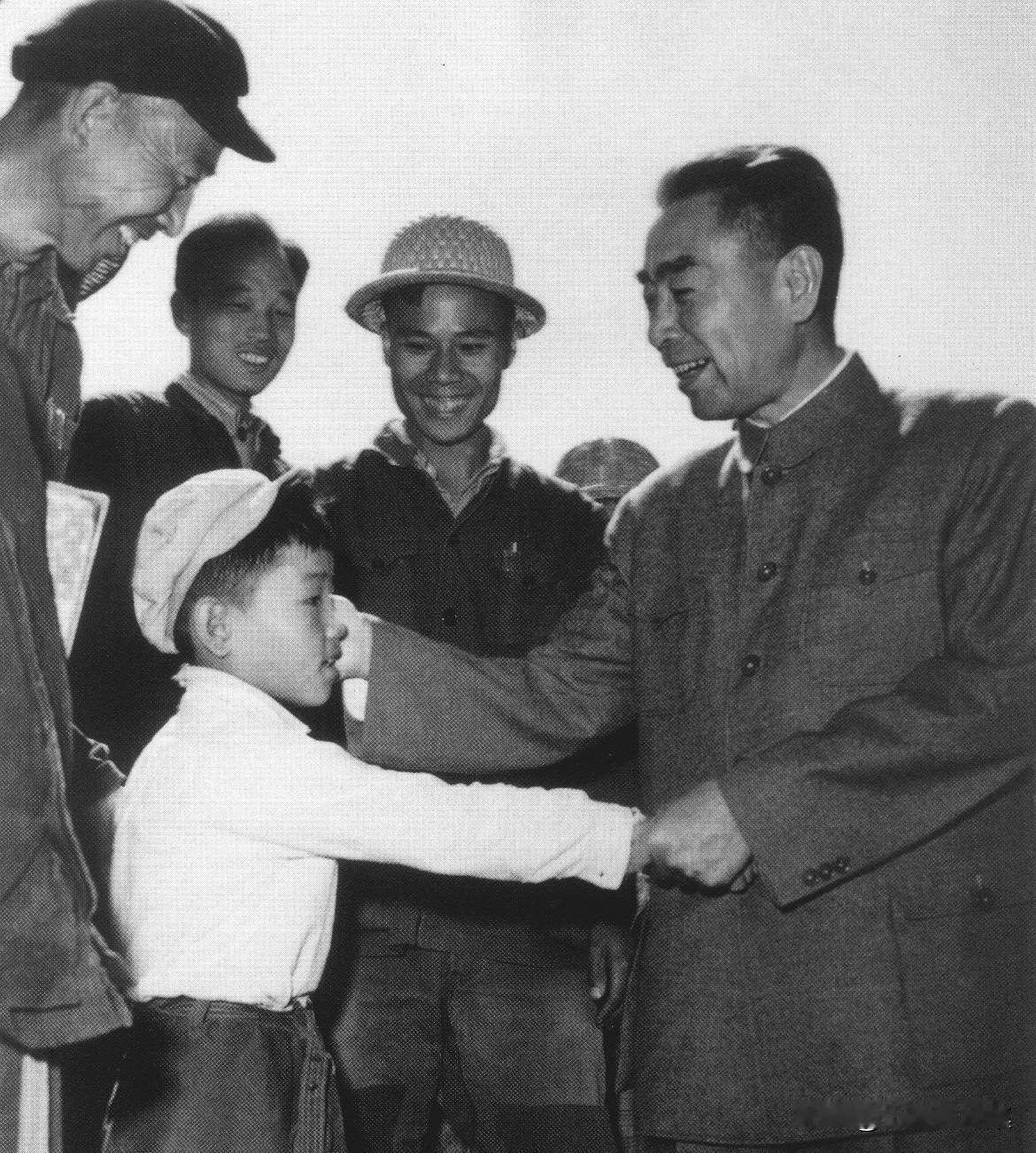 1957年2月，周恩来总理视察重庆钢铁厂车间后，专程走访了重钢工人冉树清、黄荣昌