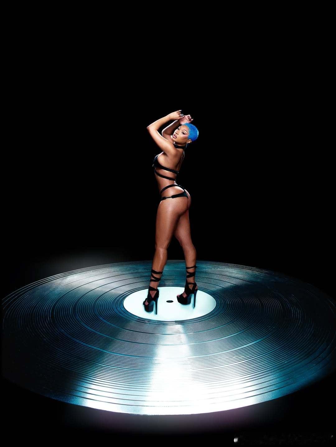 今天是美国当地时间Meg的生日，她发了几张新专辑的宣传照。又是新造型，老汤吃得消