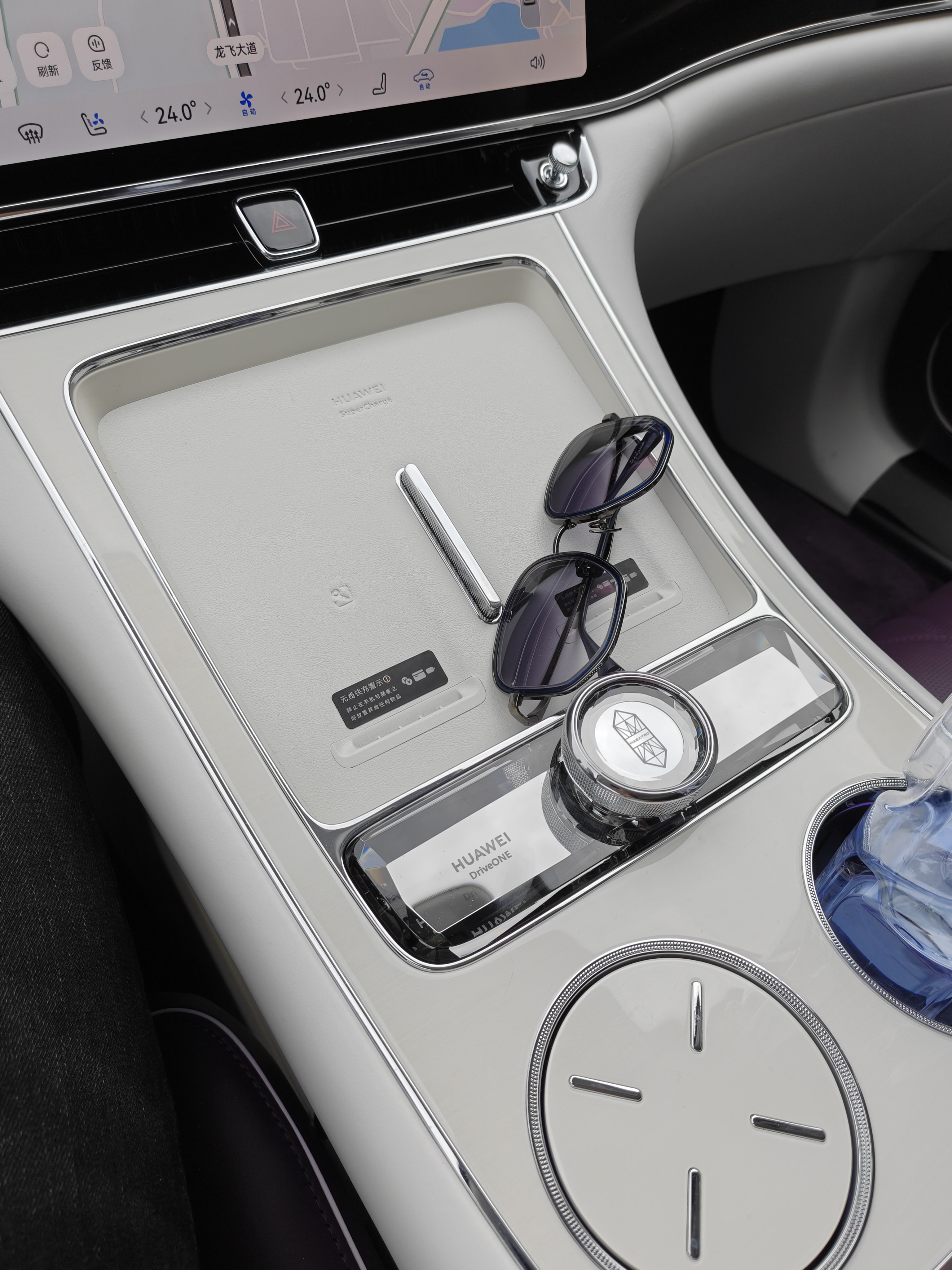 尊界给荣耀Magic V6充电能激活50W快充，咔咔回血。给OPPO Find 