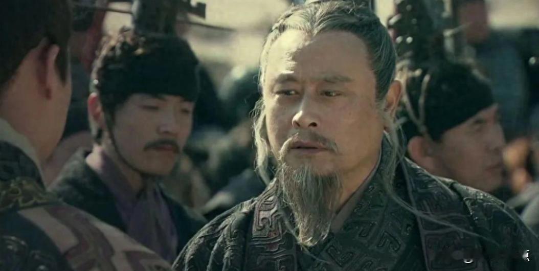 李斯权倾朝野，被赵高算计，临终一句话让人沉默。
一个七十多岁的老人，当街被人按着