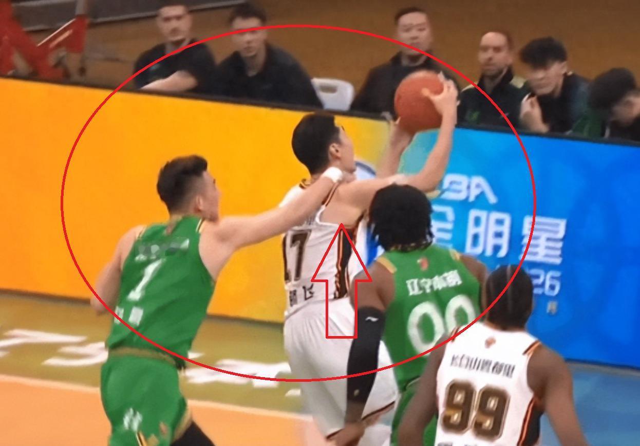 严惩辽宁队2米07悍将！再现挥手臂打人 球迷：CBA新的恶汉……
昨晚，辽宁队坐