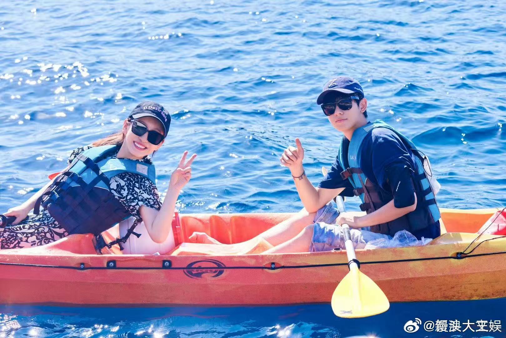 辛芷蕾胡先煦给秦海璐新电影包场 不管是节目里还是私下，三人关系都这么好，用包场应