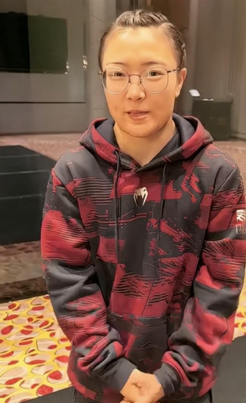 诶呀妈呀，就这小玩意拳头赛冠军，ufc比赛里你是ufo吧！小姐姐，职业是医生？说