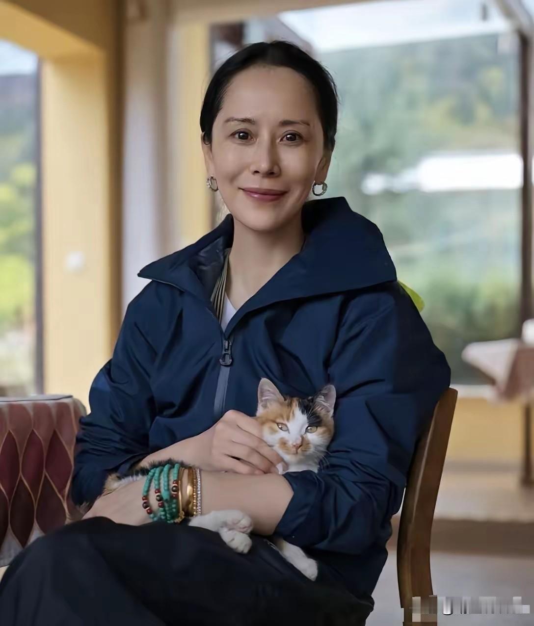 48岁的海清再一次向我们证明了一个真理：
女人到了一定年纪真的不能太瘦，太瘦了特