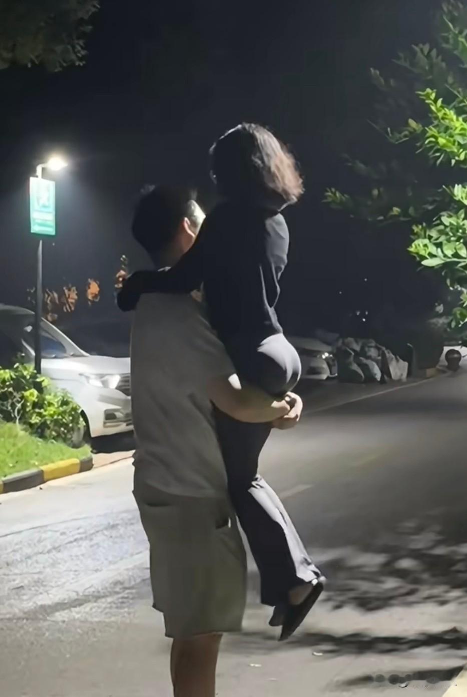 婚姻走到尽头就应该离婚吗？
 
人到中年，最怕深夜里看着身边人的背影，突然觉得比