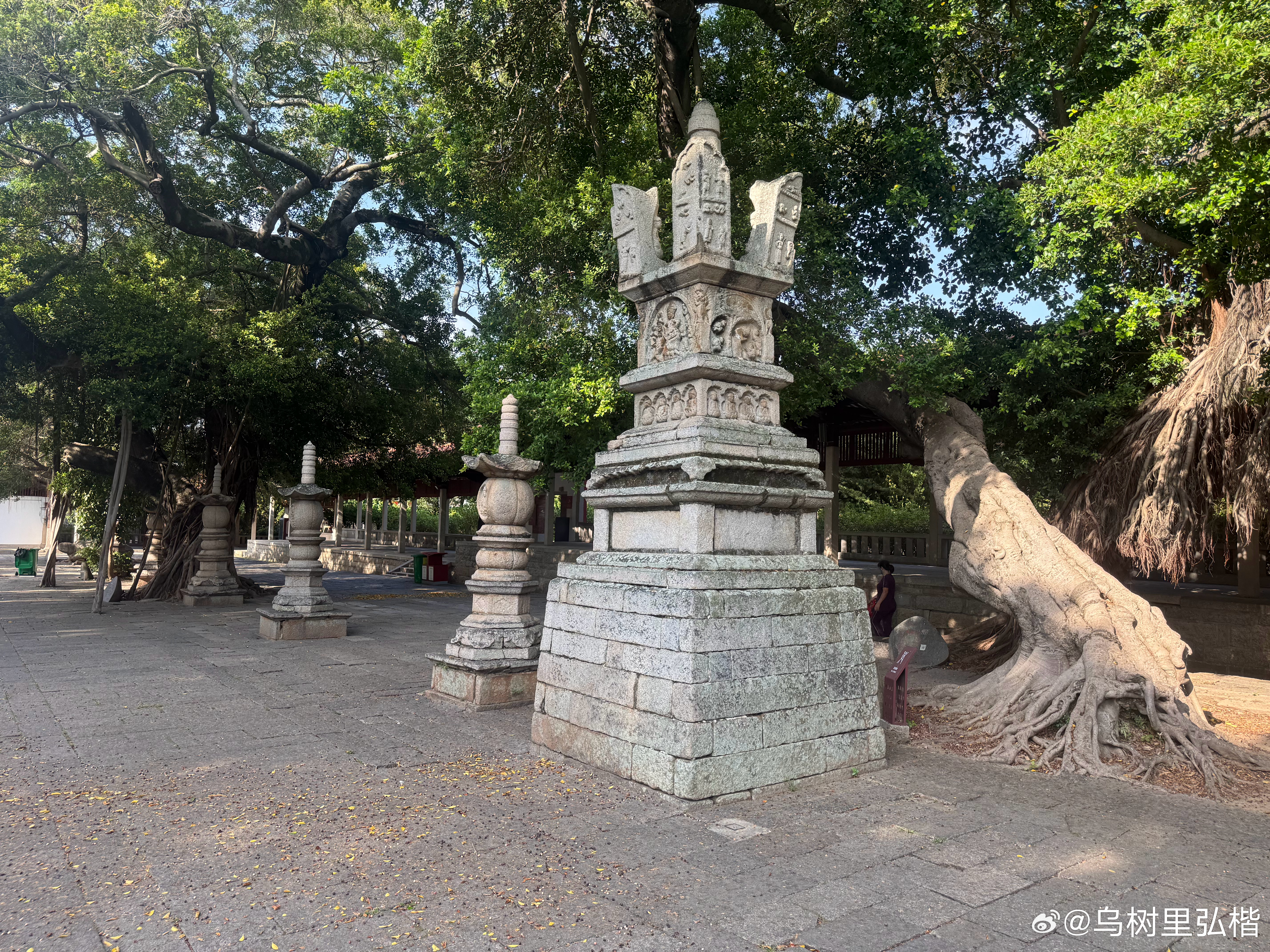 人可以把精神寄托在很多东西上，但唯独不可以是人，那成年人的世界，不要高估和任何人