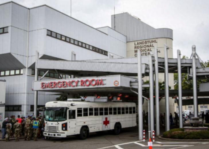 美军伤亡彻底藏不住了！美媒：医院已超载，血库告急，美军正和孕妇抢血用。

越来越